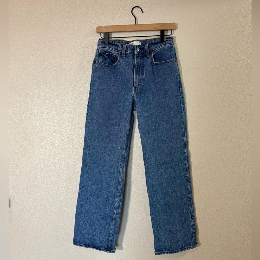Abercrombie The 90’s Relaxed Jean High Rise 4 / 27 short - Picture 4 of 9
